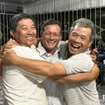 喜んで抱き合うメコンデルタ地方の男性たち