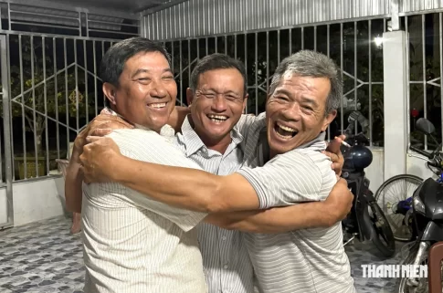 喜んで抱き合うメコンデルタ地方の男性たち