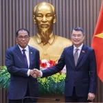 マレーシアのモハメド・ハレド・ノルディン国防相とベトナムのレ・ミン・フン首相