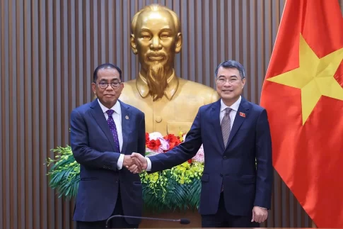 マレーシアのモハメド・ハレド・ノルディン国防相とベトナムのレ・ミン・フン首相