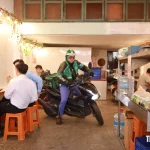 店内で方向転換する配達ドライバー
