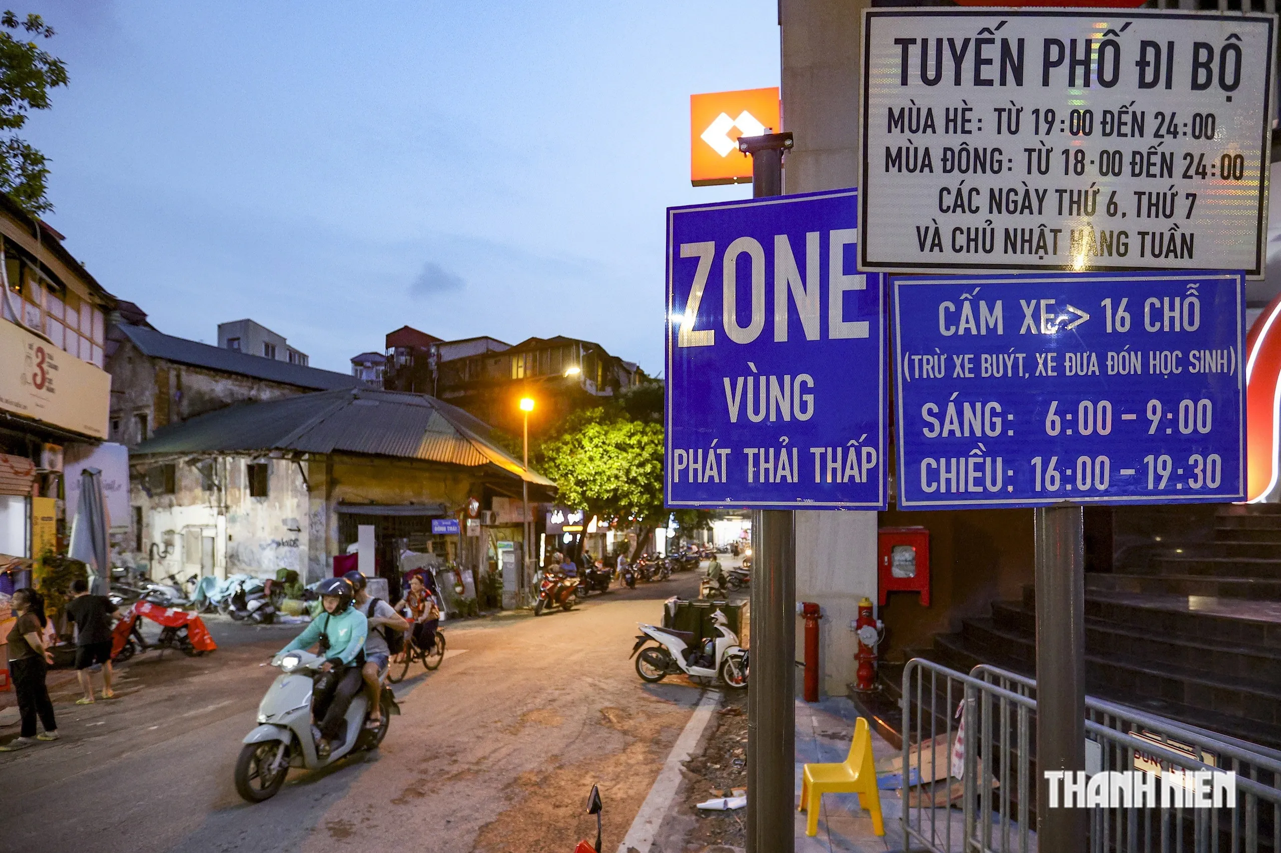ハノイ中心部の低排出ゾーン（Low Emission Zone＝LEZ）を示す標識