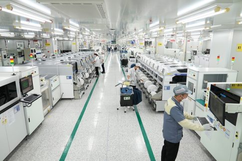 ベトナムにあるサムスングループの工場内