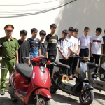 ブンタウ街区で電動バイクを集団で走行させ、公共の秩序を乱した疑いで検挙された若者たち