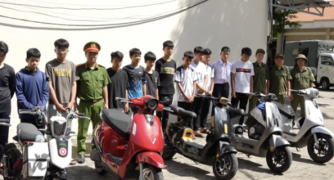 ブンタウ街区で電動バイクを集団で走行させ、公共の秩序を乱した疑いで検挙された若者たち