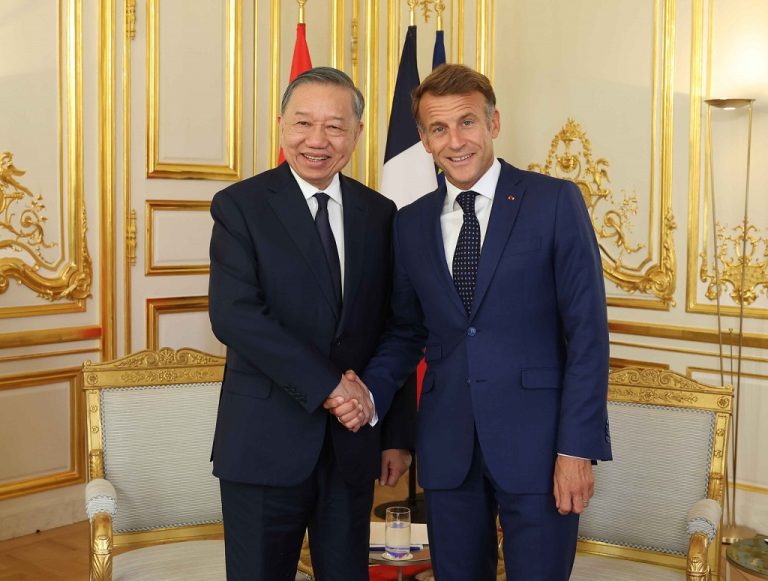 パリで会談したベトナムのトー・ラム書記長兼国家主席とフランスのマクロン大統領