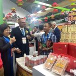 食品展示会で商品を海外バイヤーに紹介するベトナム企業