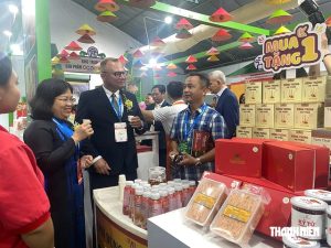 食品展示会で商品を海外バイヤーに紹介するベトナム企業
