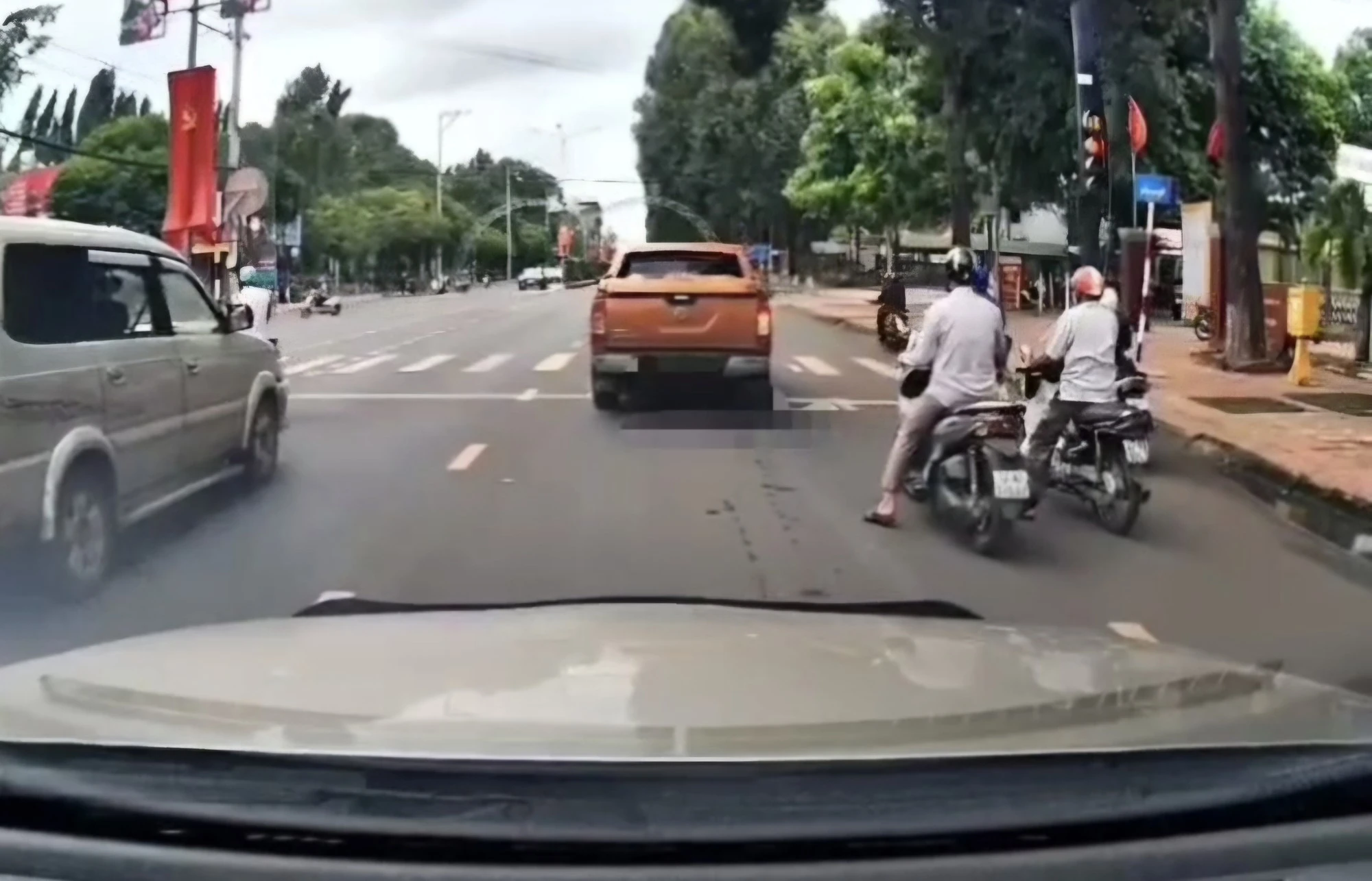 ベトナムのダックラック省で赤信号を無視して交差点に進入する車
