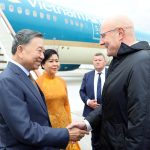 ロシアに到着したベトナムのトー・ラム書記長兼国家主席と出迎えたロシアのドミトリー・チェルヌイシェンコ副首相
