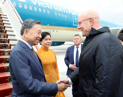 ロシアに到着したベトナムのトー・ラム書記長兼国家主席と出迎えたロシアのドミトリー・チェルヌイシェンコ副首相