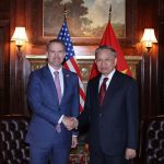米国通商代表のジェイミソン・グリア氏とベトナムのトー・ラム書記長兼国家主席