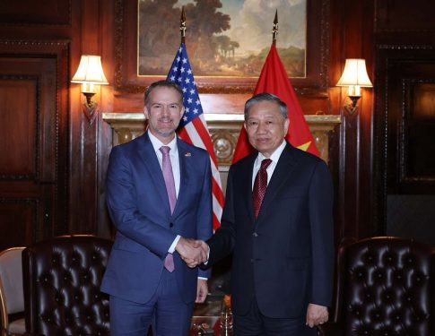 米国通商代表のジェイミソン・グリア氏とベトナムのトー・ラム書記長兼国家主席