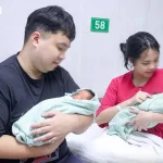 新生児を抱くベトナム人夫婦