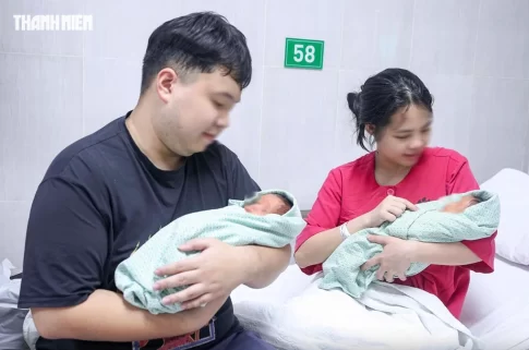 新生児を抱くベトナム人夫婦