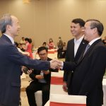在ホーチミン日本国総領事館の小野益央総領事と談笑するカントー市のチューン・カイン・トゥエン人民委員会主席