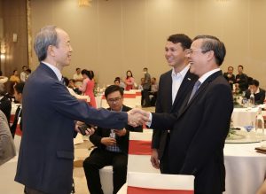 在ホーチミン日本国総領事館の小野益央総領事と談笑するカントー市のチューン・カイン・トゥエン人民委員会主席