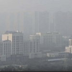 大気汚染によって靄がかかったベトナムの市街地
