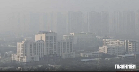 大気汚染によって靄がかかったベトナムの市街地