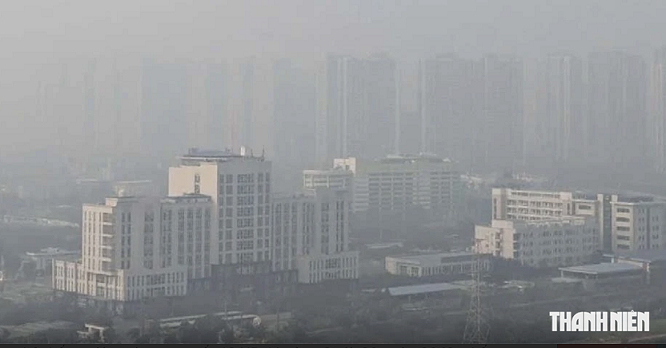大気汚染によって靄がかかったベトナムの市街地