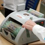 ベトナムの紙幣を計算する計数機