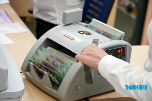ベトナムの紙幣を計算する計数機
