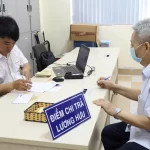 ベトナム社会保険の老齢年金を受け取る男性
