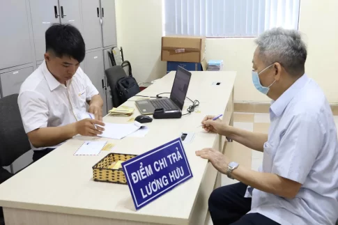 ベトナム社会保険の老齢年金を受け取る男性