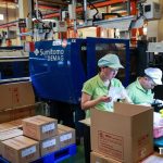 ベトナムの精密加工企業内の作業風景