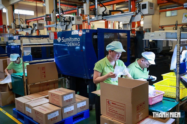 ベトナムの精密加工企業内の作業風景