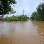 大雨により氾濫したフエ市のノン川