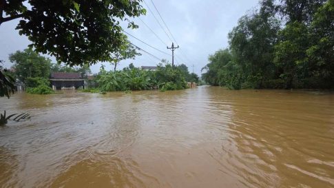 大雨により氾濫したフエ市のノン川