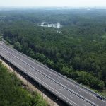 マングローブ林を通過するベンルック・ロンタイン高速道路