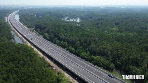 マングローブ林を通過するベンルック・ロンタイン高速道路