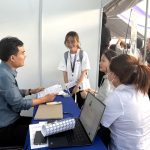 就職説明会で企業の説明を聞くベトナム人学生