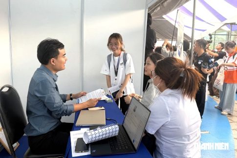 就職説明会で企業の説明を聞くベトナム人学生