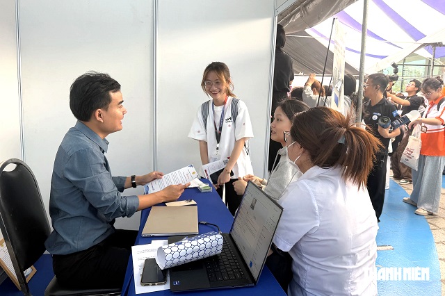 就職説明会で企業の説明を聞くベトナム人学生