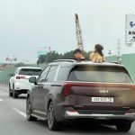 ベトナムの高速道路でサンルーフから頭を出した子供たち
