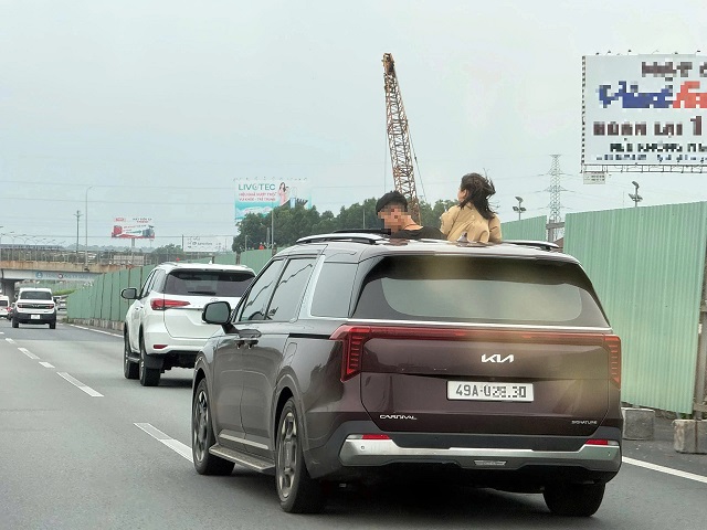 ベトナムの高速道路でサンルーフから頭を出した子供たち