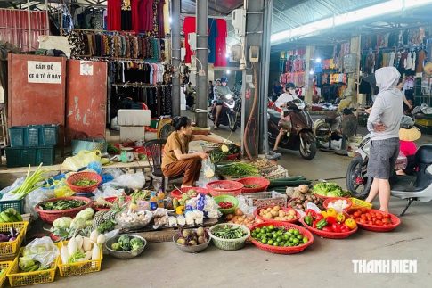 ハノイの市場で売られている野菜
