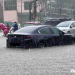 大雨で浸水している自動車