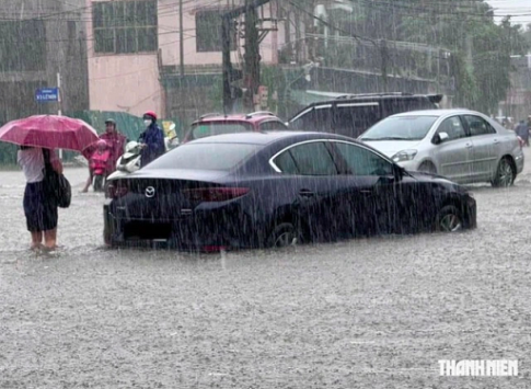 大雨で浸水している自動車