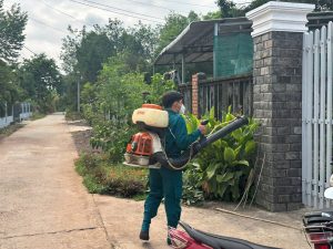 デング熱を媒介する蚊を駆除する市職員