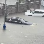 ヴィン市内の記録的な豪雨により浸水した自動車