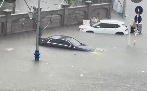 ヴィン市内の記録的な豪雨により浸水した自動車