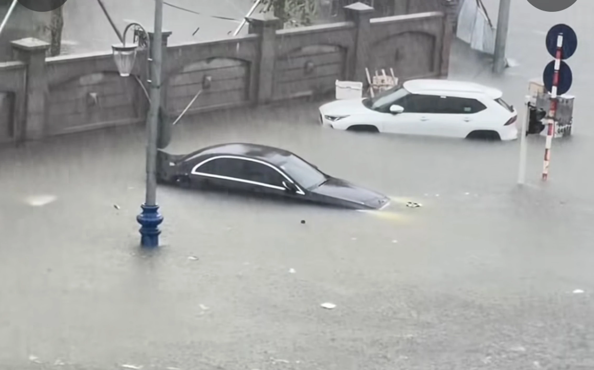 ヴィン市内の記録的な豪雨により浸水した自動車