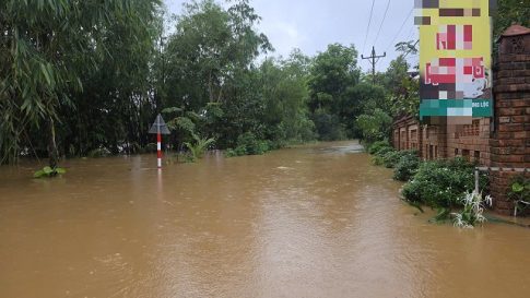 山間部の大雨により河川が増水し、浸水したフエ市フンロック地区