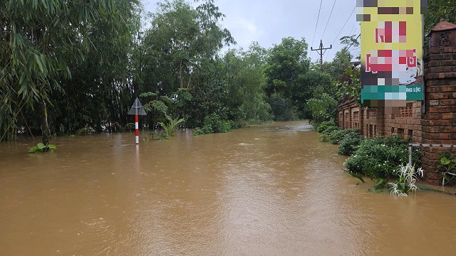 山間部の大雨により河川が増水し、浸水したフエ市フンロック地区