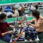 工場内で作業するベトナム人労働者