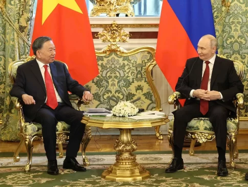 クレムリンでロシアのプーチン大統領と会談するベトナムのトー・ラム書記長兼国家主席